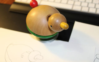 Zeichnen lernen bei geschlossenen Augen. Motiv: Holzente-Spielzeug