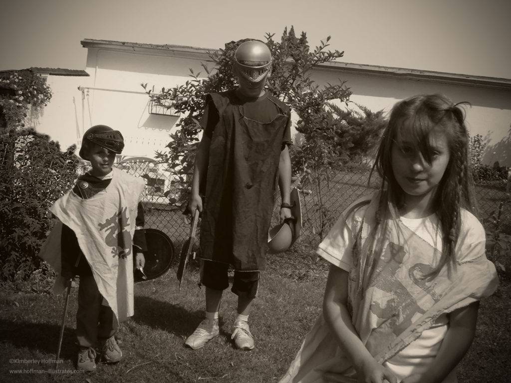 Fühlst du dich manchmal, als würdest du nicht ganz dazu gehören? Wie das 5. Rad? Foto ©Kimberley Hoffman, Fotoinhalt: 3 Kinder in Ritterkostüme