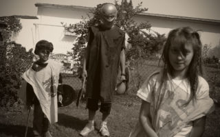 Fühlst du dich manchmal, als würdest du nicht ganz dazu gehören? Wie das 5. Rad? Foto ©Kimberley Hoffman, Fotoinhalt: 3 Kinder in Ritterkostüme