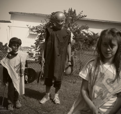 Fühlst du dich manchmal, als würdest du nicht ganz dazu gehören? Wie das 5. Rad? Foto ©Kimberley Hoffman, Fotoinhalt: 3 Kinder in Ritterkostüme
