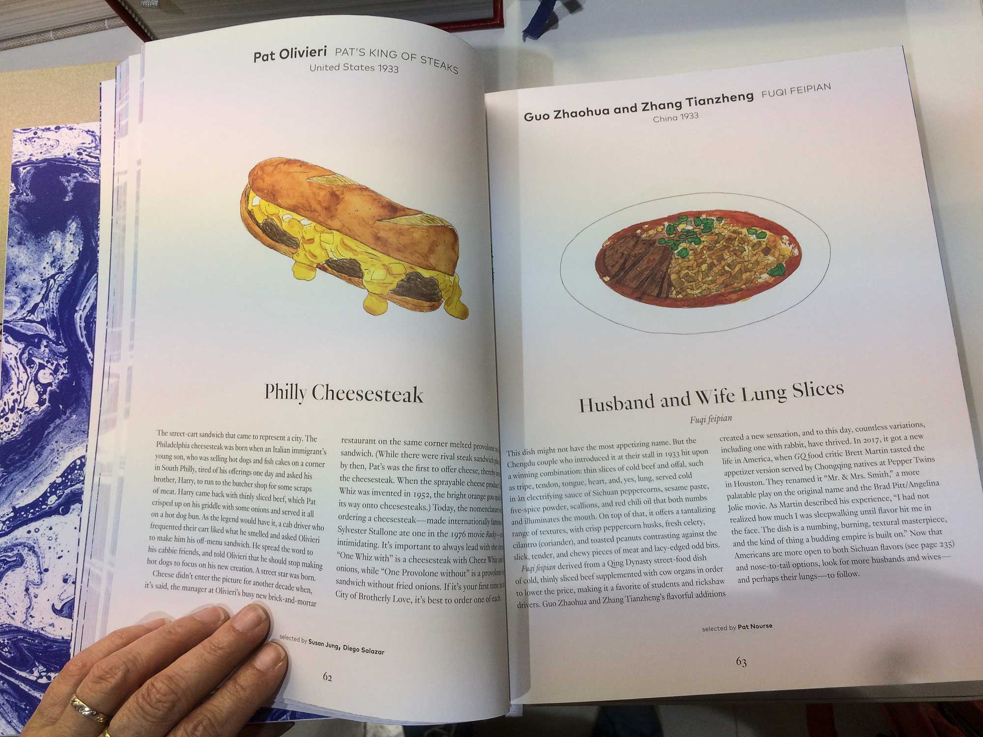 signature-dishes-that-matter-inside Dieses Foto zeigt zwei Innenseiten vom Kochbuch "Signature Dishes that Matter", ein interessanter Fund auf der Messe. Das Buch enthält Illustrationen der Speisen, die in Aquarell gemalt wurden. Die Rezepte auf diesen Seiten sind "Philly Cheesesteak", ein mit Rind und geschmolzenem Käse Baguettebrötchen aus Philadelphia und "Husband and Wife Lung Slices" —Mann und Frau Lungenhäppchen—aus Chengdu.