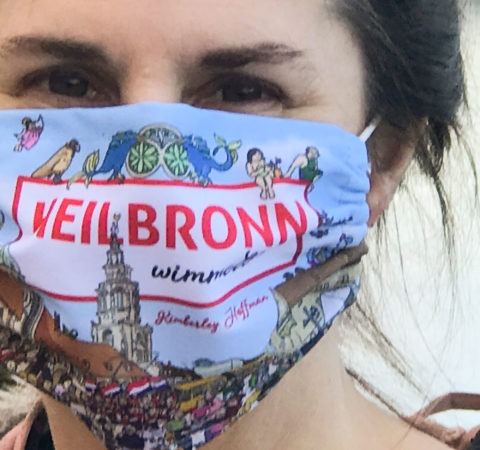 Foto von Kimberley Hoffman mit ihrer "Heilbronn wimmelt" Maske aus einer limitierten Auflage.