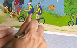 Foto: Die Künstlerin Kimberley Hoffman signiert den Gilcèe Druck "Monrepos". Ihre Hände und einen Teilausschnitt des Bildes ist zu sehen.