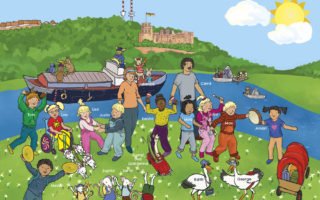 Illustration: Überarbeiteter Auszug der Rückseite von »Die Kurpfalz wimmelt«. Der Hintergrund zeigt den Neckar und den Heidelbergerschloss. Die Sonne scheint und der Himmel ist blau mit weichen Wolken. Im Vordergrund sind zehn Kindergartenkinder, die vier Kornmäuse, eine Erzieherin und einen Erzieher sowie zwei lustige Störche und zwei Spargelfiguren, die im Roten Cabriolet sitzen. Illustration ©Kimberley Hoffman