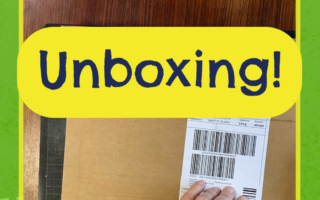 Foto eines Versandkartons und einer Grafik mit blauem Text auf gelben Hintergrund.